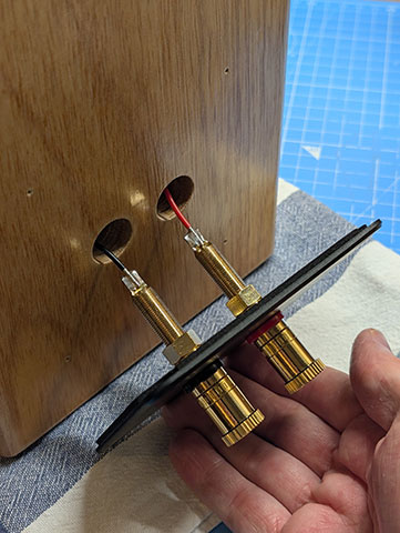 Binding post plate, with a gasket